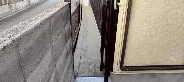 加古川市　裏口通路補修前のコケと色あせ